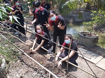 Public Administration Program in Police
Administration Students are led to study
and experience training outside the
classroom at Ban Saraphi Sufficiency
Economy Learning Center, Samut Songkhram
Province.