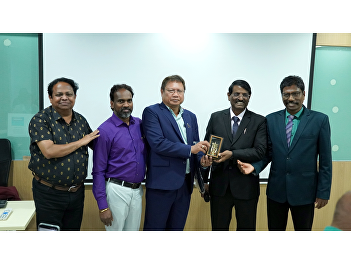 Distinguished Delegates from Global
Research Conference Visit the College of
Politics and Government at Suan Sunandha
Rajabhat University to Exchange Ideas
and Deliver a Lecture on “Comparative
Politics and Governance” to Political
Science Students.
