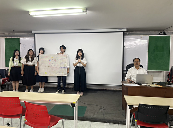 Students from the Public and Private
Sector Management track, Public
Administration Program, College of
Politics and Governance, second-year
class (Bangkok section), presented their
project titled “Money Market and Capital
Market” for the course PPM2215: