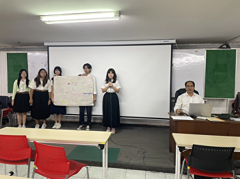 Students from the Public and Private
Sector Management track, Public
Administration Program, College of
Politics and Governance, second-year
class (Bangkok section), presented their
project titled “Money Market and Capital
Market” for the course PPM2215: